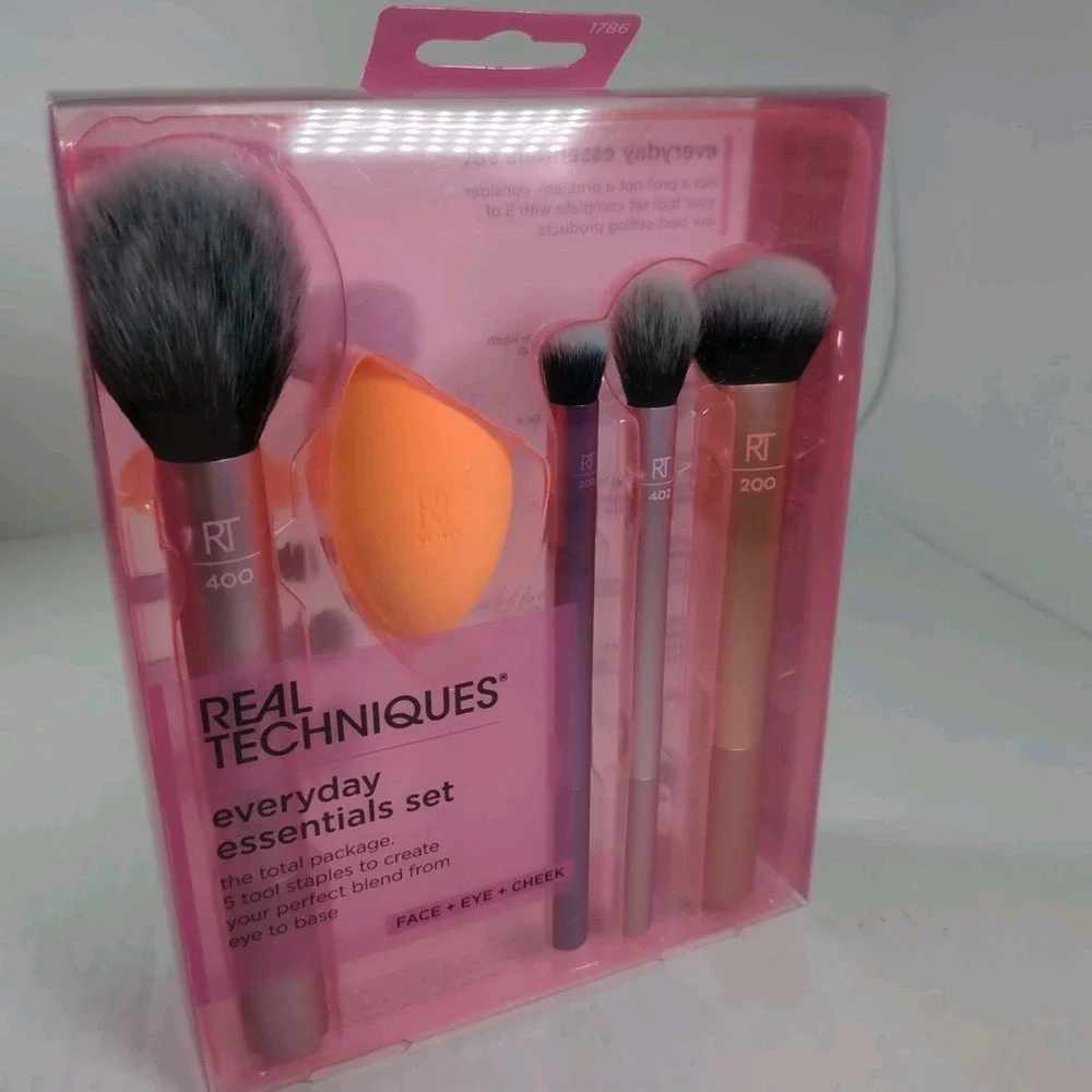 Real Techniques 5 Piece Brush Set, Includes 4 Brushes & Makeup Sponge New Sealed